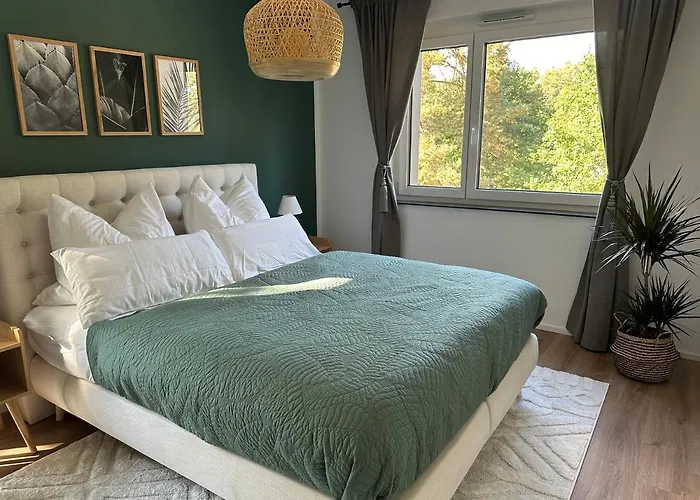 Ferienwohnung-parkplatz-balkon-kueche-smarttv-waschtrockner דירה *