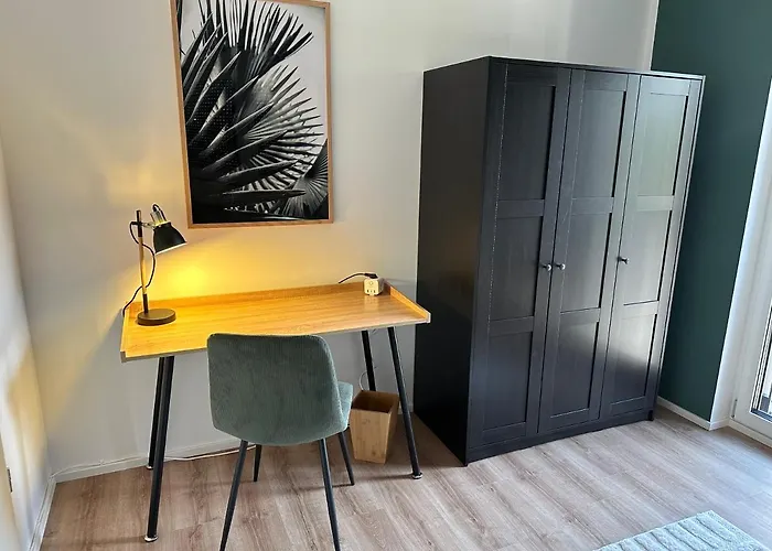 Ferienwohnung-parkplatz-balkon-kueche-smarttv-waschtrockner דירה ארלנגן