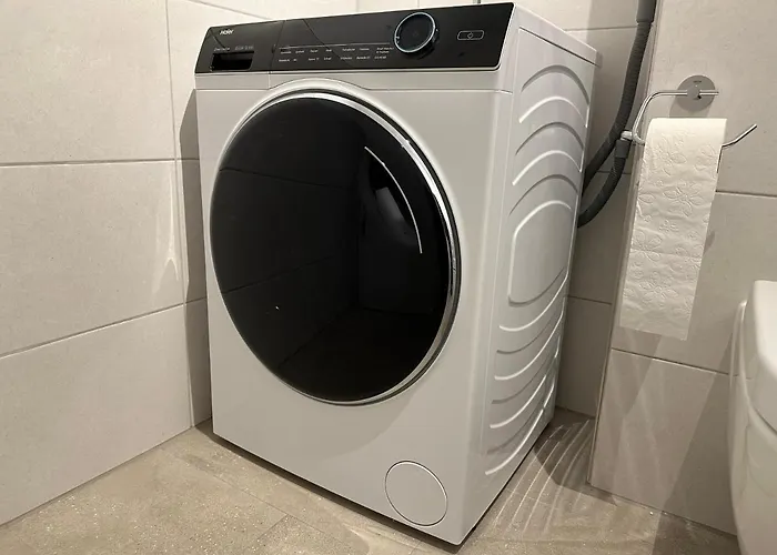 Ferienwohnung-parkplatz-balkon-kueche-smarttv-waschtrockner
