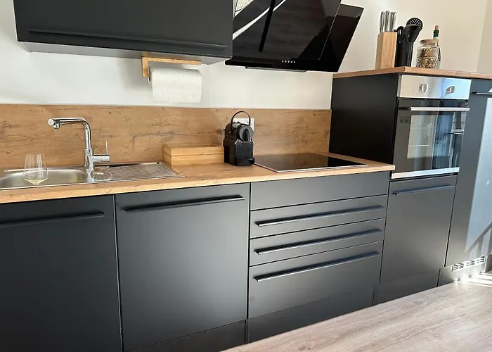 Ferienwohnung-parkplatz-balkon-kueche-smarttv-waschtrockner דירה