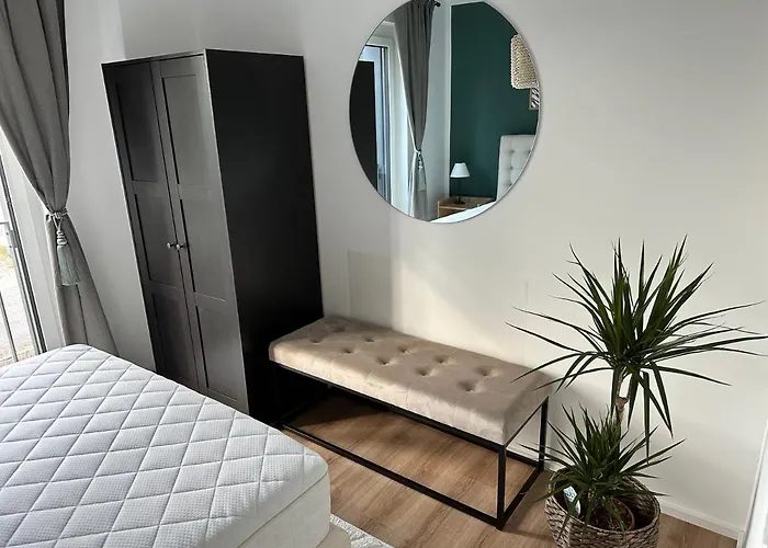 Ferienwohnung-parkplatz-balkon-kueche-smarttv-waschtrockner דירה ארלנגן