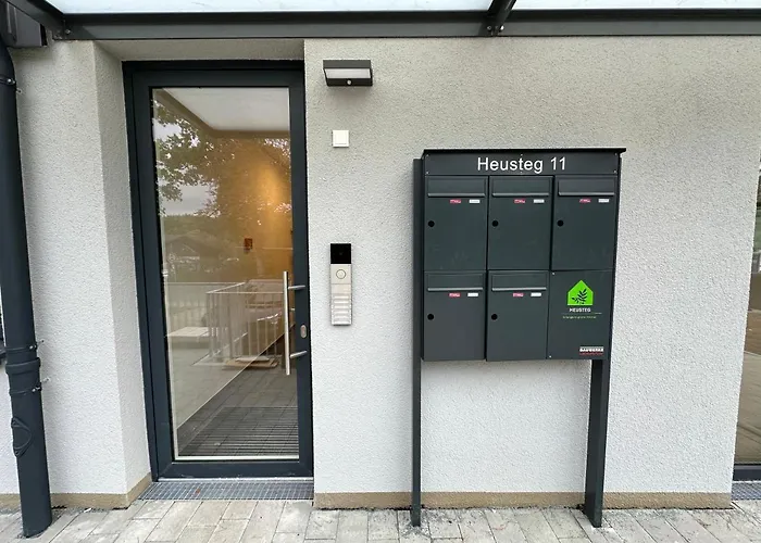 Ferienwohnung-parkplatz-balkon-kueche-smarttv-waschtrockner דירה ארלנגן