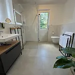 Ferienwohnung-parkplatz-balkon-kueche-smarttv-waschtrockner