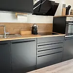 Ferienwohnung-parkplatz-balkon-kueche-smarttv-waschtrockner 아파트