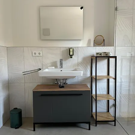 Ferienwohnung-parkplatz-balkon-kueche-aufzug-smarttv-waschtrockner Apartment Erlangen