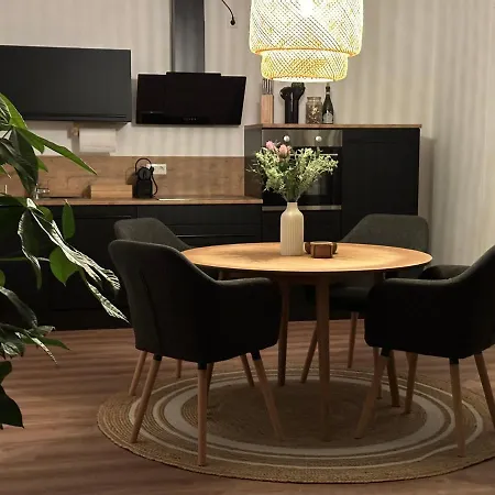 Ferienwohnung-parkplatz-balkon-kueche-smarttv-waschtrockner