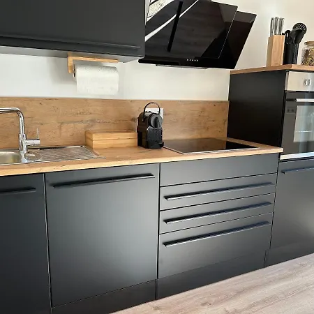 Ferienwohnung-parkplatz-balkon-kueche-aufzug-smarttv-waschtrockner Apartment