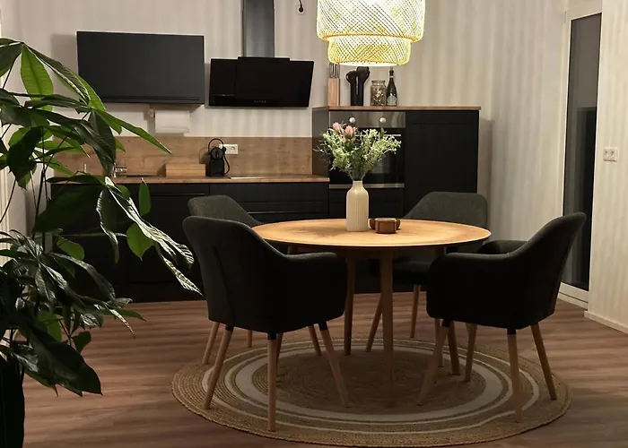 Ferienwohnung-parkplatz-balkon-kueche-smarttv-waschtrockner